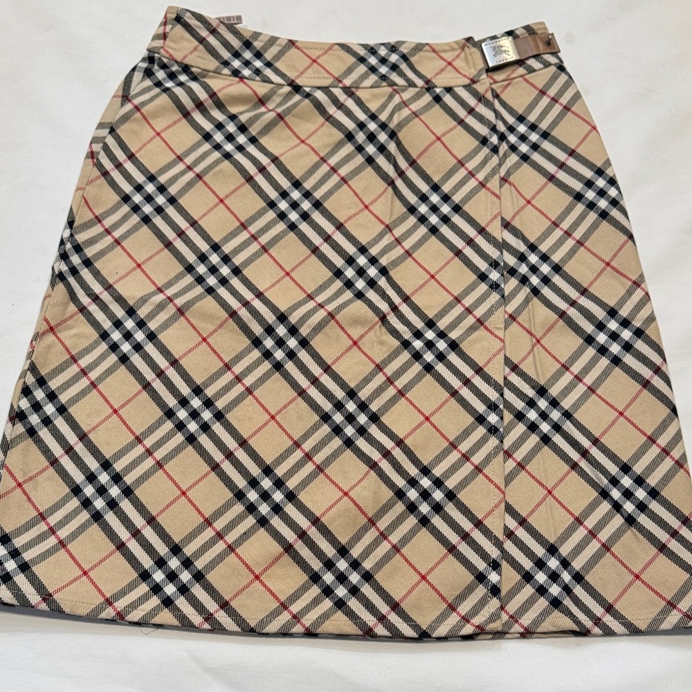 Authentic Burberry Beige and Black Check Skirt EUC
Just did not fit me.